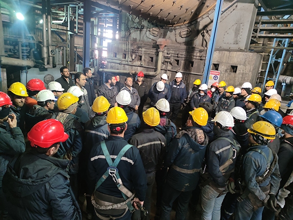 دیدار صمیمی مدیران سیمیدکو با کارکنان و کارگران کارخانه کنسانتره سازی دیدار صمیمی مدیران سیمیدکو با کارکنان و کارگران کارخانه کنسانتره سازی