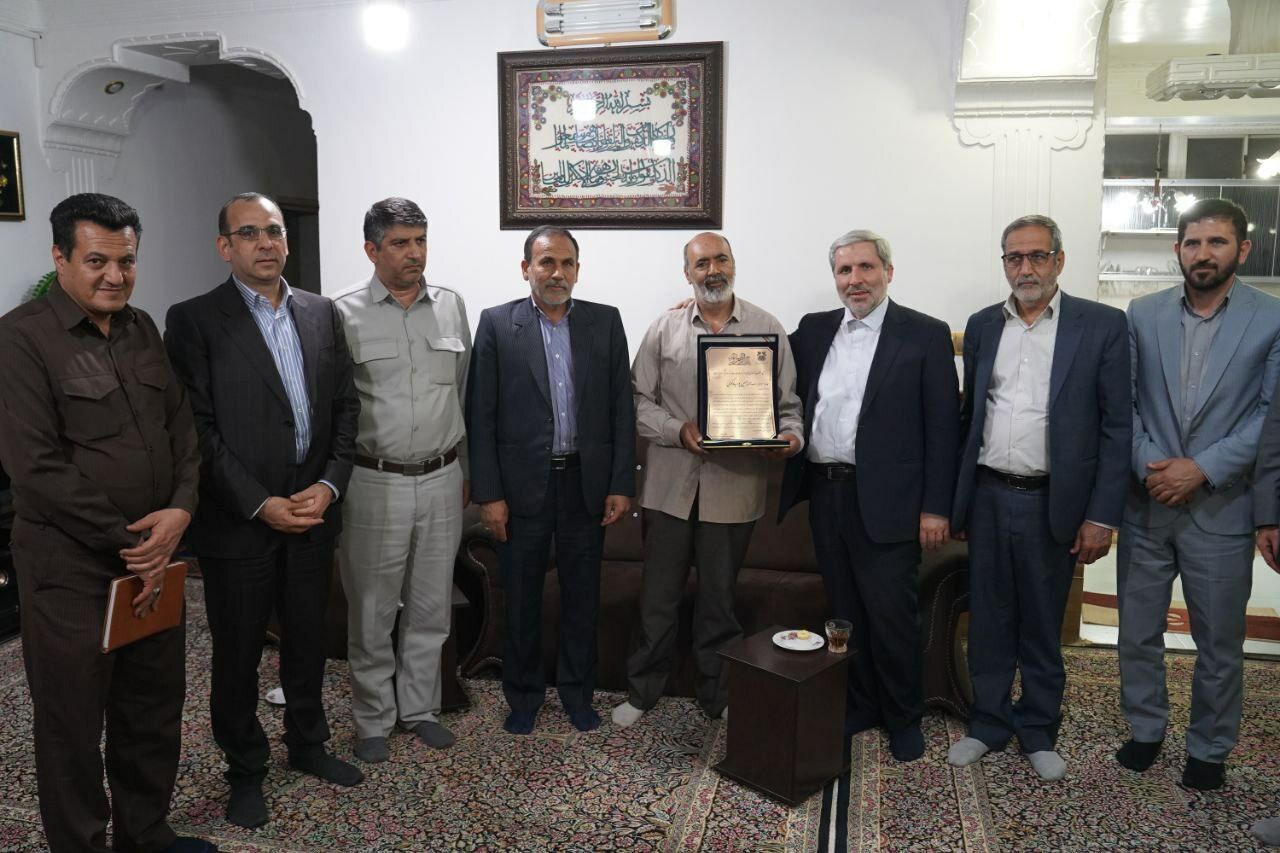 دیدار نوروزی مدیرعامل شرکت مس با مادر شهیدان کدخدایی و دو جانباز سرافراز در رفسنجان دیدار نوروزی مدیرعامل شرکت مس با مادر شهیدان کدخدایی و دو جانباز سرافراز در رفسنجان