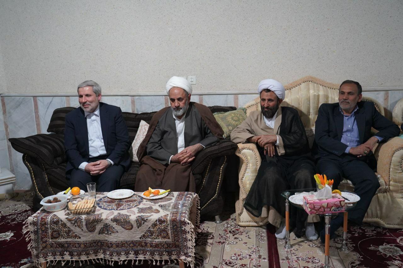 دیدار نوروزی مدیرعامل شرکت مس با مادر شهیدان کدخدایی و دو جانباز سرافراز در رفسنجان دیدار نوروزی مدیرعامل شرکت مس با مادر شهیدان کدخدایی و دو جانباز سرافراز در رفسنجان