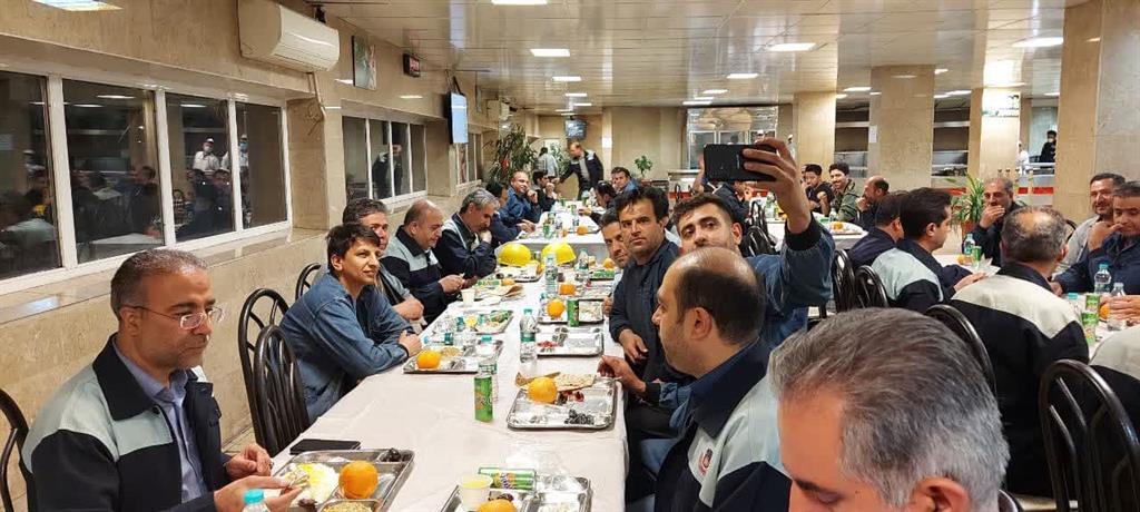 افطار مدیرعامل ذوب&zwnj; آهن اصفهان با کارگران خط تولید