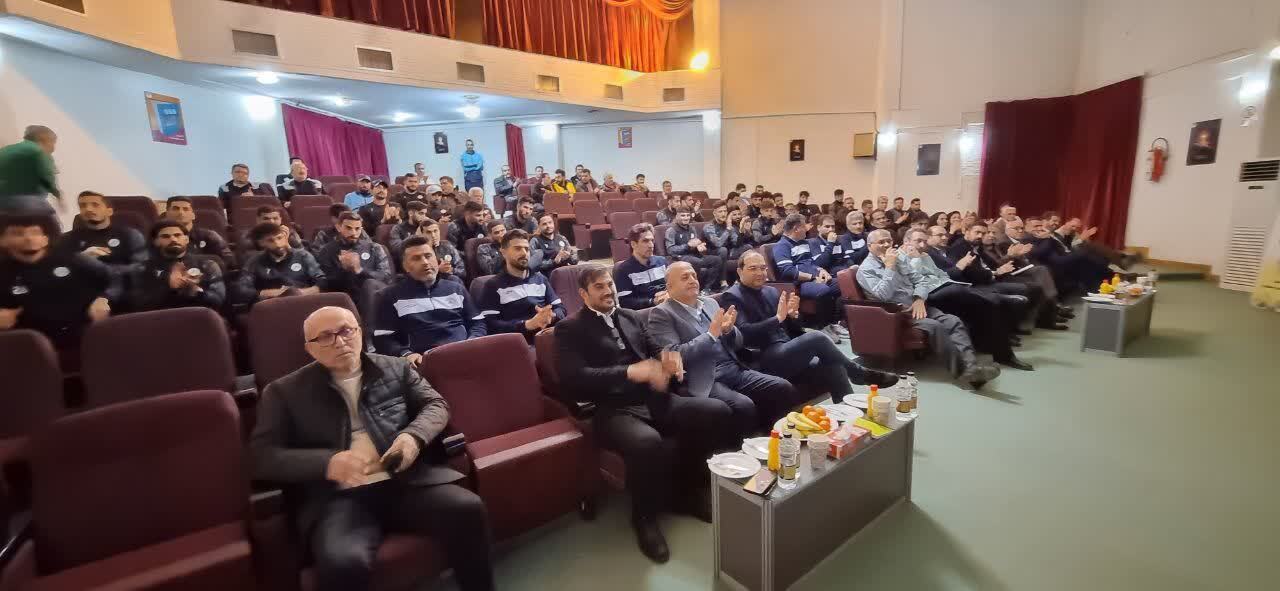 نشست صمیمی مدیرعامل ذوب آهن اصفهان با کادر فنی و بازیکنان تیم فوتبال ذوب آهن نشست صمیمی مدیرعامل ذوب آهن اصفهان با کادر فنی و بازیکنان تیم فوتبال ذوب آهن