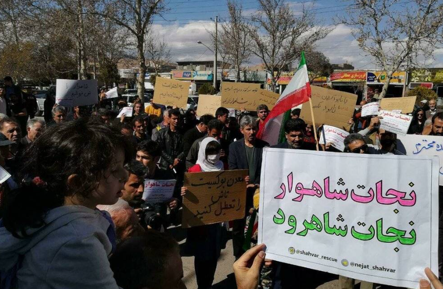 خاک در خانه و ما گرد جهان میگردیم خاک در خانه و ما گرد جهان میگردیم