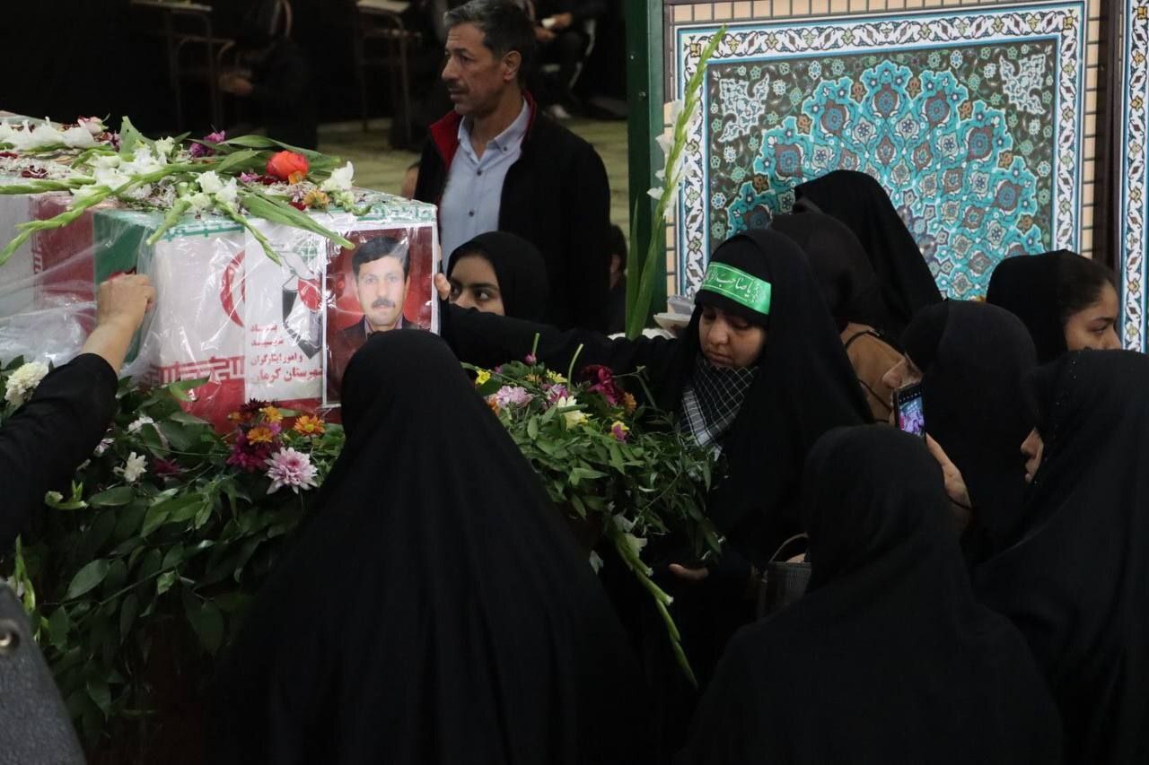 وداع باشکوه مردم سیرجان با شهید حسین علی‌بیگی