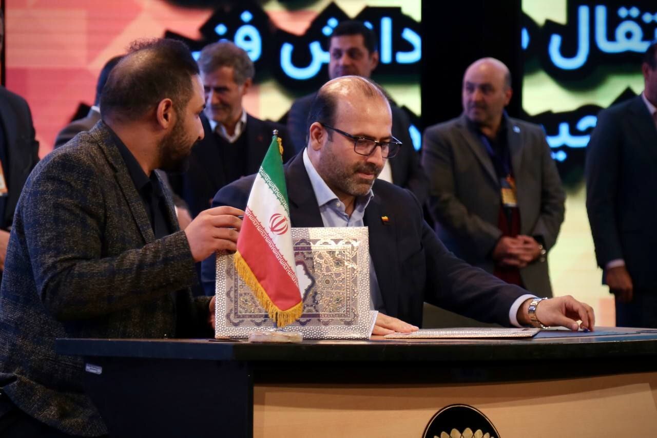 فولاد خوزستان قرارداد ۳۵ میلیون یورویی ساخت داخل امضا کرد فولاد خوزستان قرارداد ۳۵ میلیون یورویی ساخت داخل امضا کرد