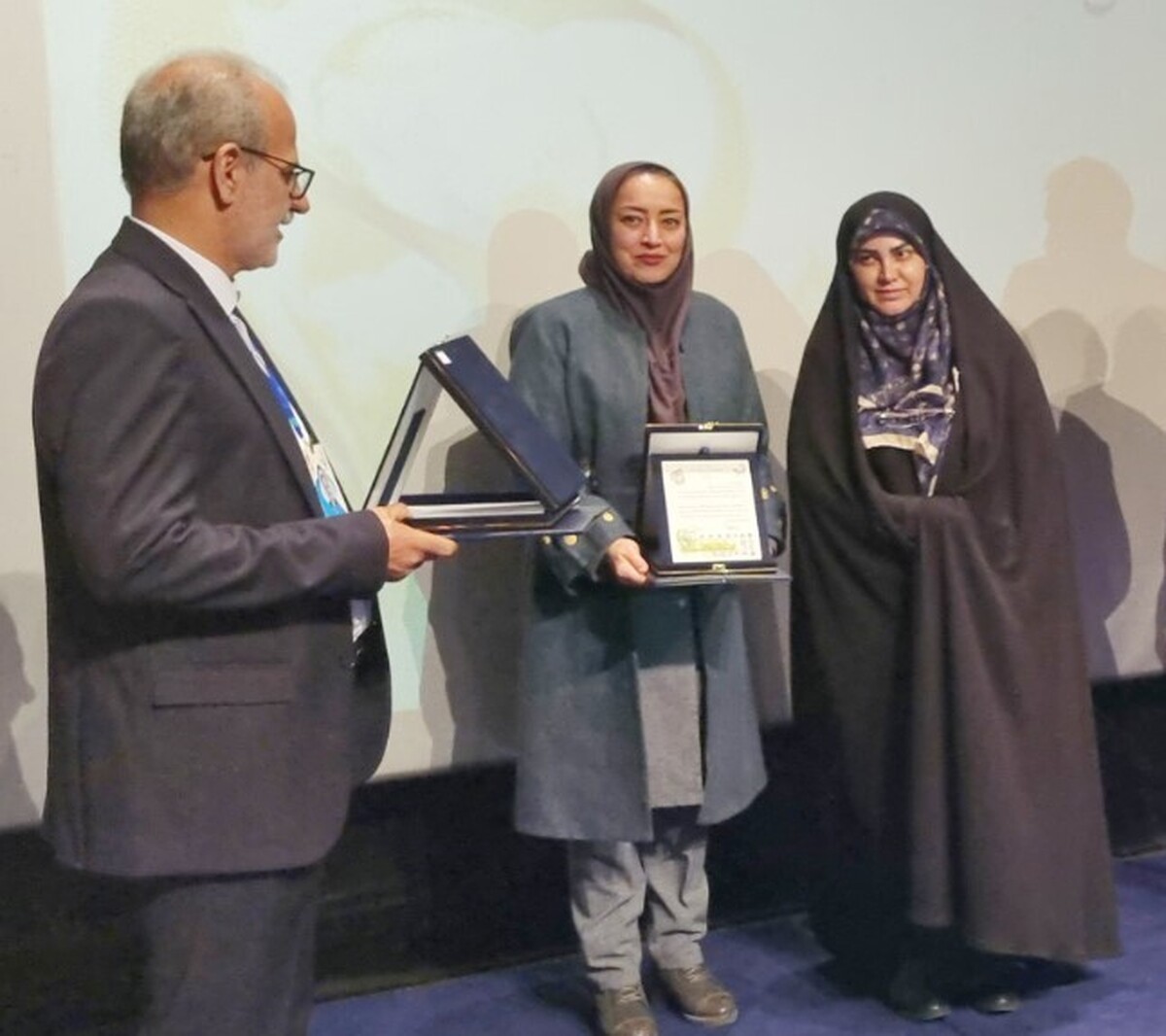 تجلیل از مسوول HSEE سازمان زمین‌شناسی و اکتشافات‌ معدنی کشور در اختتامیه دومین جشنواره جایزه ملی