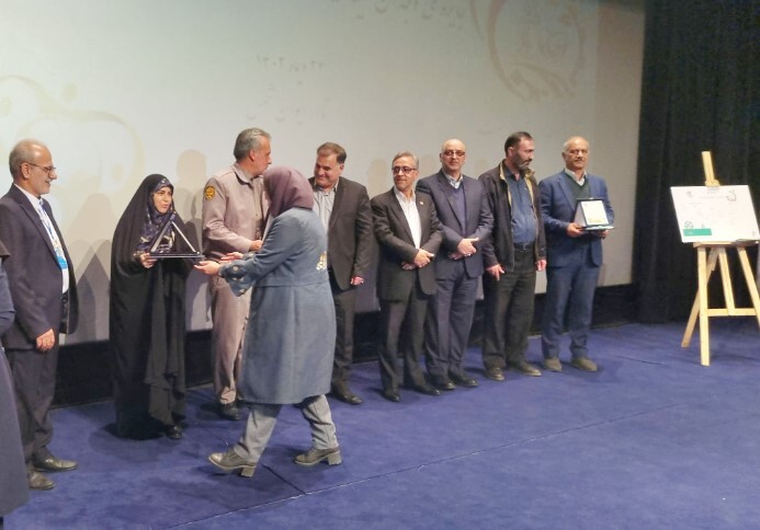 تجلیل از مسوول HSEE سازمان زمینشناسی و اکتشافات معدنی کشور در اختتامیه دومین جشنواره جایزه ملی تجلیل از مسوول HSEE سازمان زمینشناسی و اکتشافات معدنی کشور در اختتامیه دومین جشنواره جایزه ملی