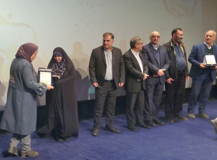 تجلیل از مسوول HSEE سازمان زمینشناسی و اکتشافات معدنی کشور در اختتامیه دومین جشنواره جایزه ملی تجلیل از مسوول HSEE سازمان زمینشناسی و اکتشافات معدنی کشور در اختتامیه دومین جشنواره جایزه ملی