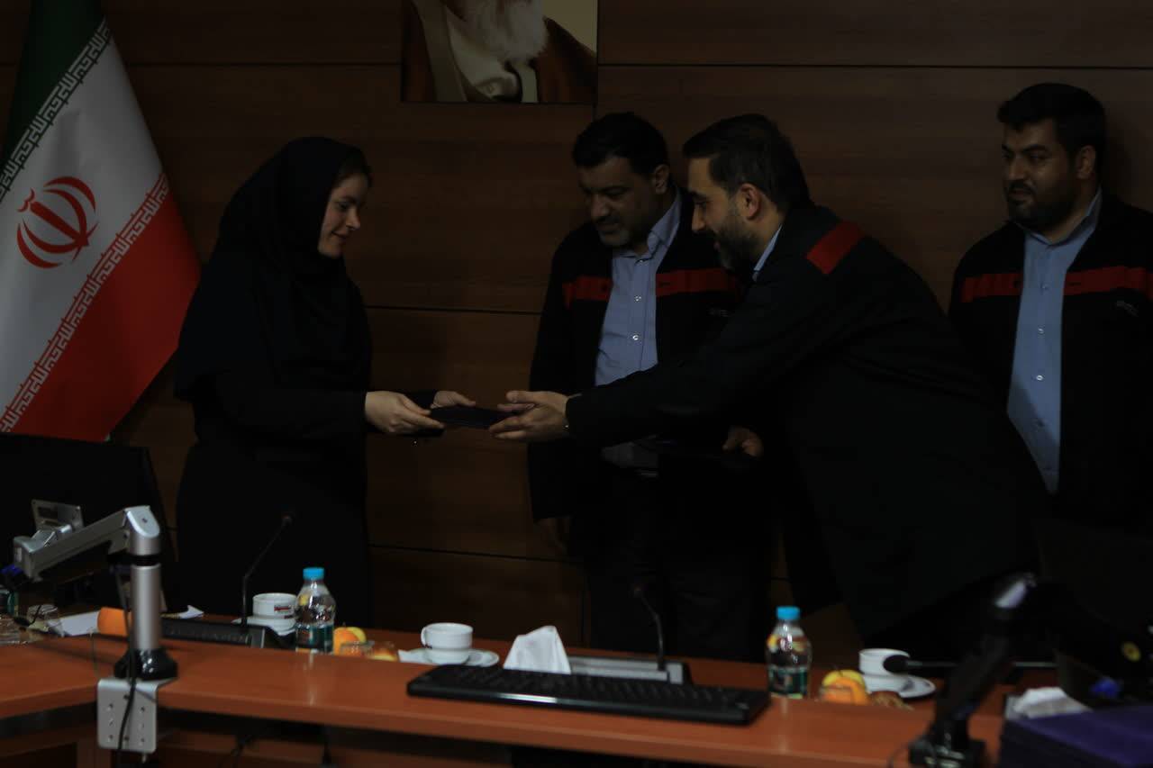 برگزاری مراسم گرامیداشت روز زن در فولاد اکسین خوزستان/ بانوان اکسینی تجلیل شدند