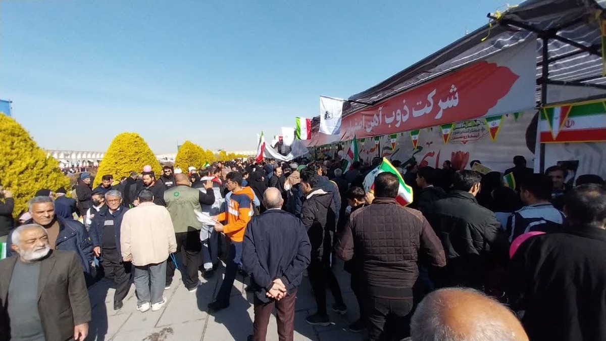حضور شکوهمند کارکنان ذوب آهن اصفهان در مراسم بزرگداشت چهل و پنجمین سالگرد پیروزی انقلاب اسلامی در میدان امام اصفهان