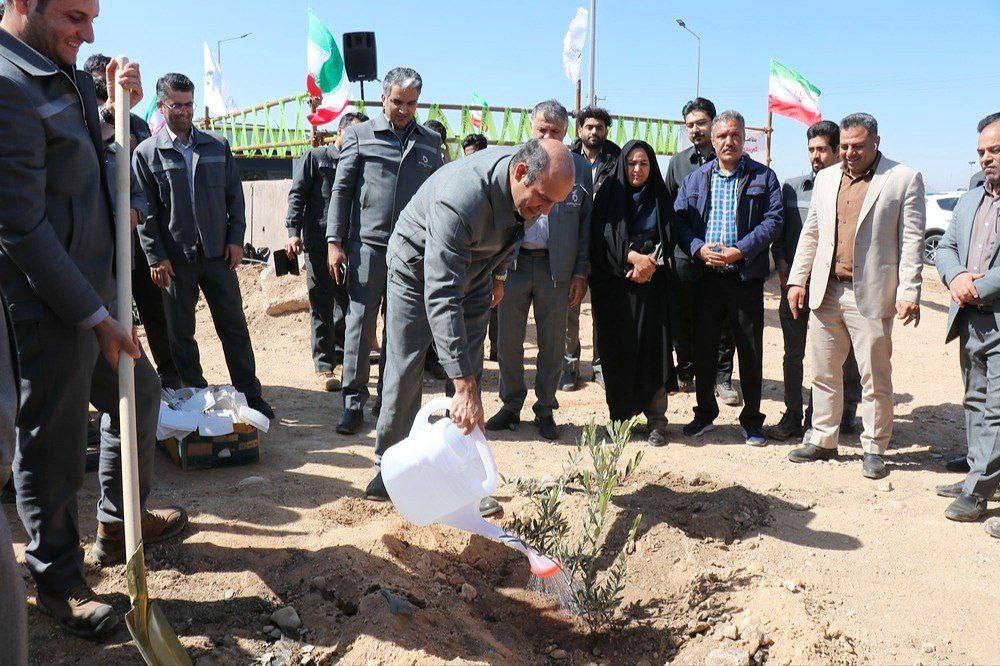 آیین درختکاری و آغاز طرح جنگلکاری شرکت توسعه آهن و فولاد گلگهر آیین درختکاری و آغاز طرح جنگلکاری شرکت توسعه آهن و فولاد گلگهر