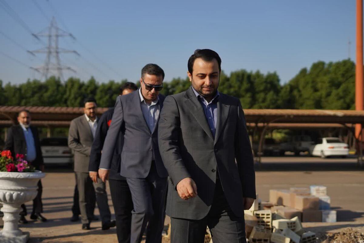 حضور دکتر سیفی کفشگری مدیر عامل بانک صادرات ایران و جمعی از مسئولین بانک صادرات استان خوزستان در شرکت فولاد اکسین خوزستان و تجدید میثاق با شهید گمنام