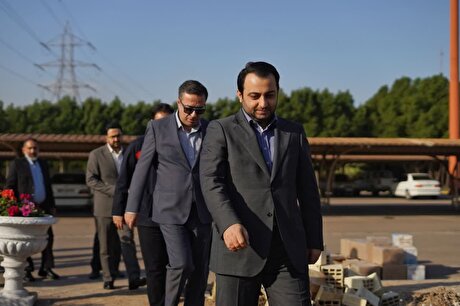 حضور دکتر سیفی کفشگری مدیر عامل بانک صادرات ایران و جمعی از مسئولین بانک صادرات استان خوزستان در شرکت فولاد اکسین خوزستان و تجدید میثاق با شهید گمنام