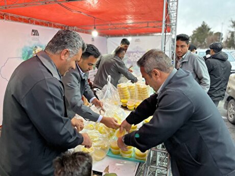 گزارش تصویری از خدمت‌رسانی موکب گل‌گهر به شهروندان در شب نیمه‌شعبان