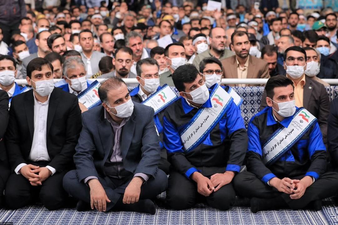 تجدید بیعت فولادمردان خوزستانی با مقام معظم رهبری در هفته بسیج کارگری تجدید بیعت فولادمردان خوزستانی با مقام معظم رهبری در هفته بسیج کارگری