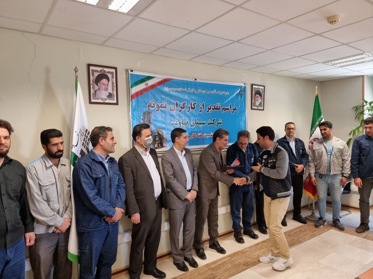 فرماندار نهاوند: حرکت کارخانه سیمان نهاوند در جهت کسب موفقیت و افتخار است فرماندار نهاوند: حرکت کارخانه سیمان نهاوند در جهت کسب موفقیت و افتخار است
