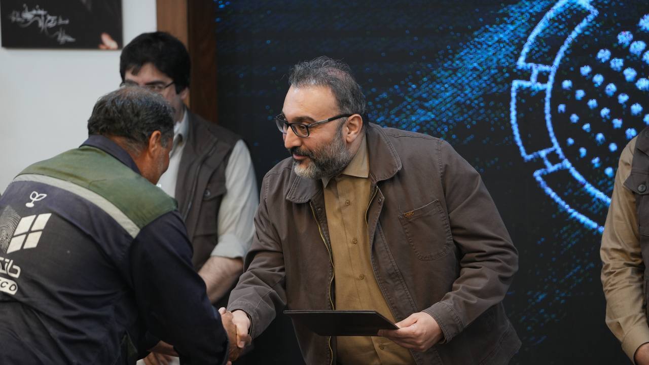 تجلیل از کارگران نمونه چادرملو تجلیل از کارگران نمونه چادرملو