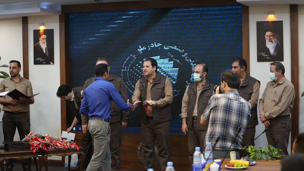 تجلیل از کارگران نمونه چادرملو تجلیل از کارگران نمونه چادرملو