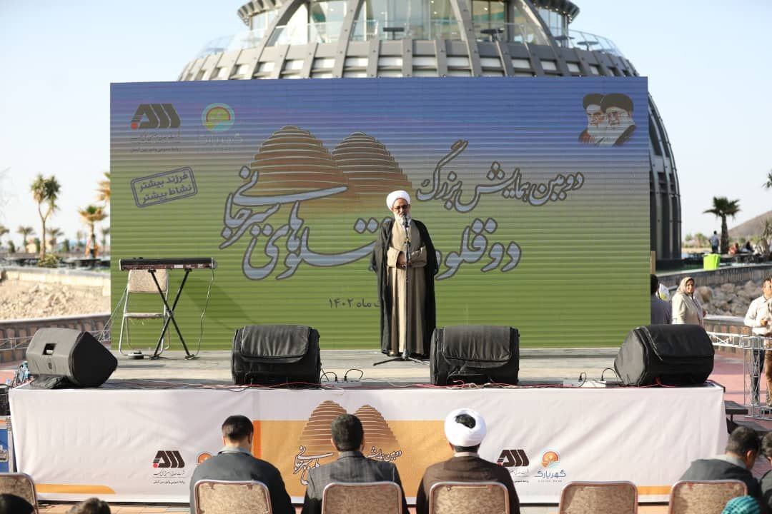 دومین همایش بزرگ دوقلوها و چندقلوهای سیرجانی برگزار شد دومین همایش بزرگ دوقلوها و چندقلوهای سیرجانی برگزار شد