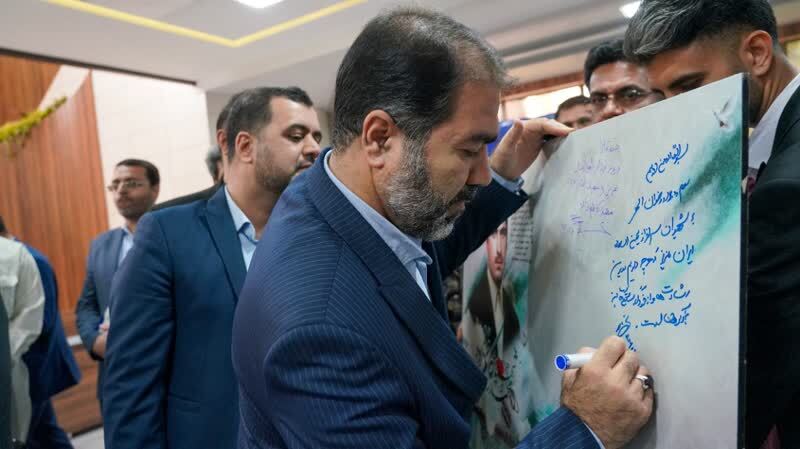 بازدید استاندار اصفهان از آثار روابط عمومی ذوب آهن بازدید استاندار اصفهان از آثار روابط عمومی ذوب آهن