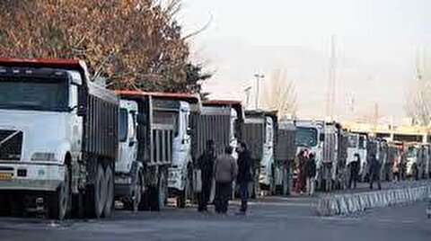 صف کیلومتری رانندگان و کامیونداران در گرمای طاقت فرسای هرمزگان