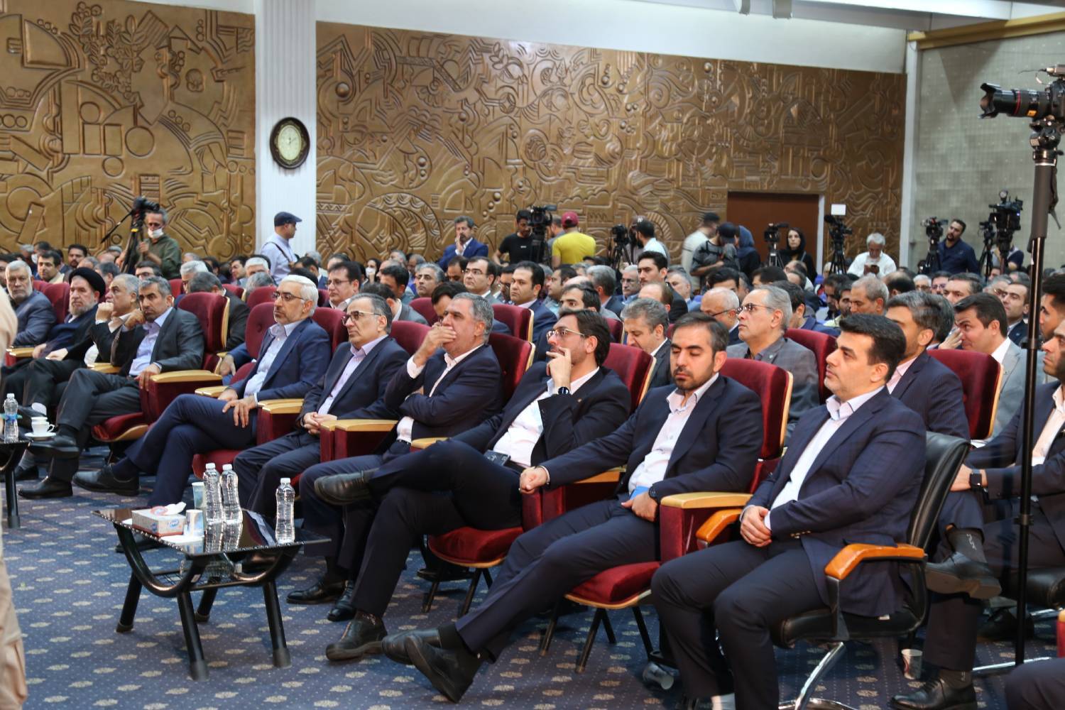 وزیر اقتصاد: از سیاه چاله رشد منفی سرمایهگذاری خارج شدیم وزیر اقتصاد: از سیاه چاله رشد منفی سرمایهگذاری خارج شدیم