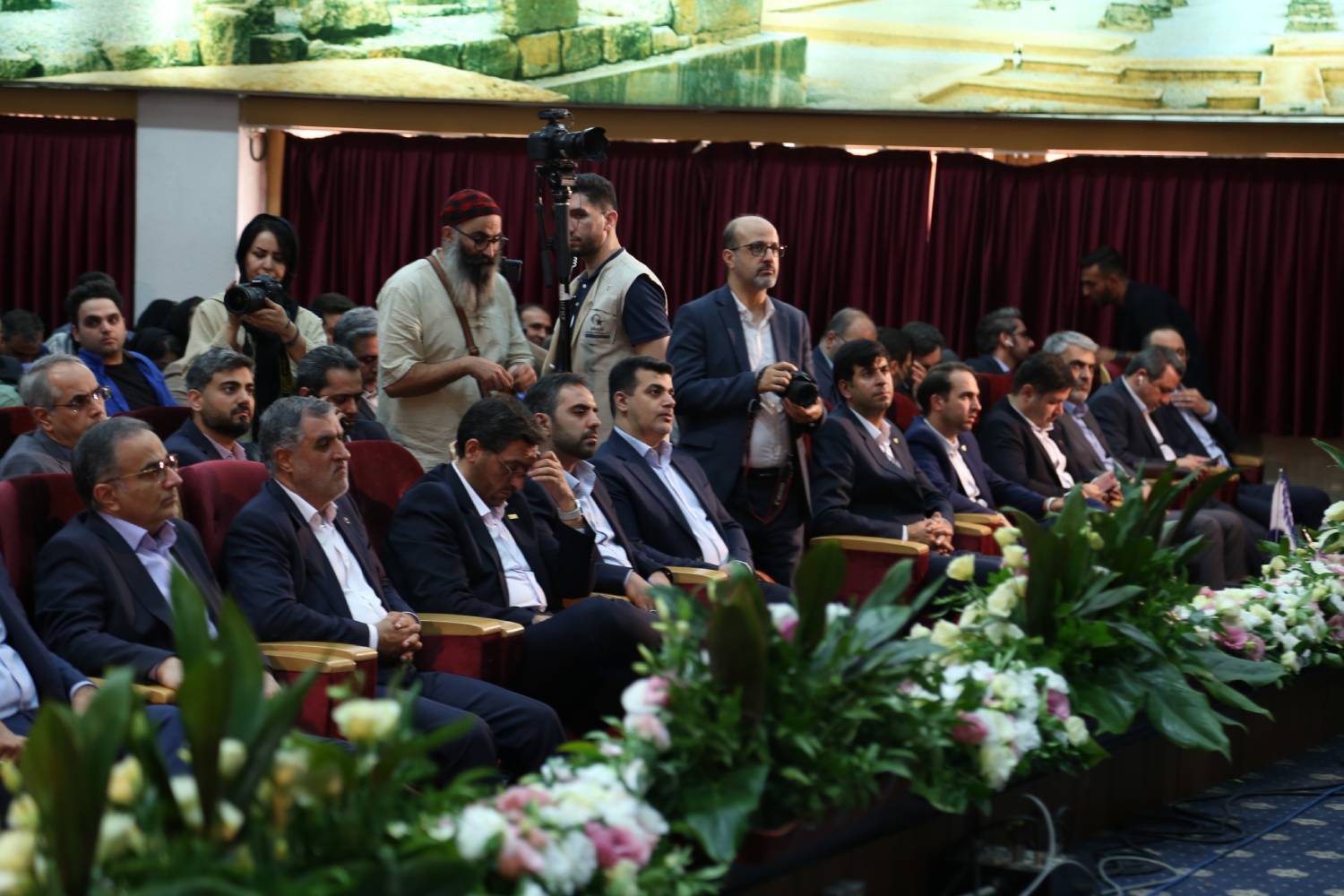 وزیر اقتصاد: از سیاه چاله رشد منفی سرمایهگذاری خارج شدیم وزیر اقتصاد: از سیاه چاله رشد منفی سرمایهگذاری خارج شدیم