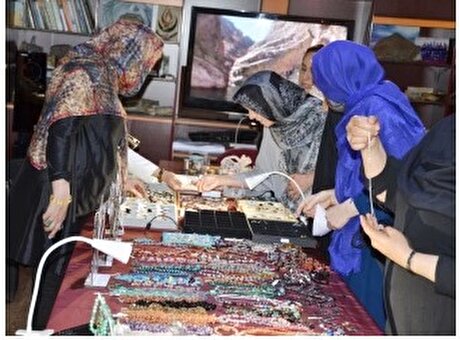 برگزاری کارگاه آموزشی گارنت‌های دمانتوئید در تکاب در راستای اجرای طرح تحول زمین‌شناسی و اکتشاف ذخایرمعدنی جهت تهیه لایه اطلاعاتی گوهرسنگ برای نخستین بار