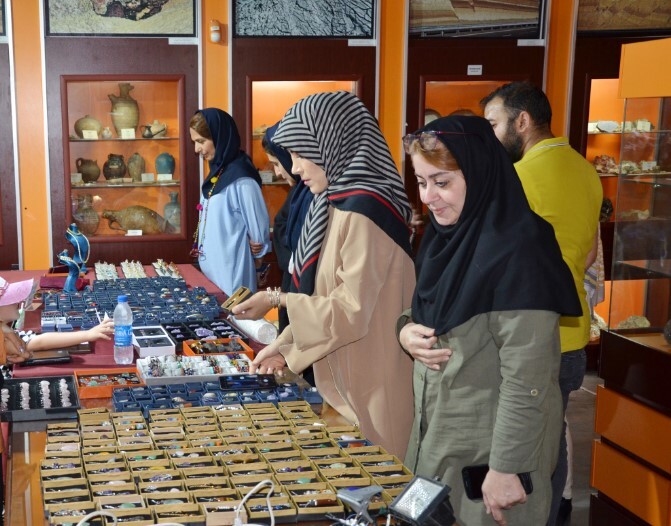 نمایشگاه سنگ و کانی در موزه علومزمین سازمان زمینشناسی و اکتشافات معدنی کشور میزبان علاقهمندان نمایشگاه سنگ و کانی در موزه علومزمین سازمان زمینشناسی و اکتشافات معدنی کشور میزبان علاقهمندان