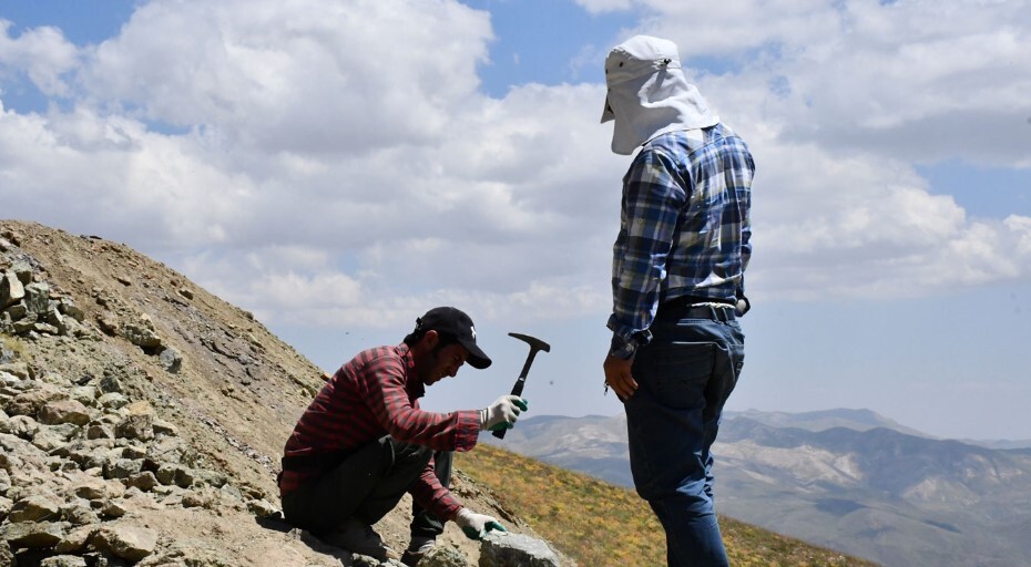 برگزاری کارگاه آموزشی گارنتهای دمانتوئید در تکاب در راستای اجرای طرح تحول زمینشناسی و اکتشاف ذخایرمعدنی جهت تهیه لایه اطلاعاتی گوهرسنگ برای نخستین بار برگزاری کارگاه آموزشی گارنتهای دمانتوئید در تکاب در راستای اجرای طرح تحول زمینشناسی و اکتشاف ذخایرمعدنی جهت تهیه لایه اطلاعاتی گوهرسنگ برای نخستین بار