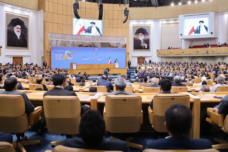 رفتار دولتمردان باید امیدآفرین باشد/ هیچ خط تولیدی نباید متوقف شود/ راهکار عبور از مشکلات اقتصادی مدیریت ظرفیت‌های داخلی است/ راهکار رفع مشکلات را در دست و لبخند بیگانگان دنبال نمی‌کنیم/ پارک‌های فناوری و دانش بنیان نقطه قدرت کشور است