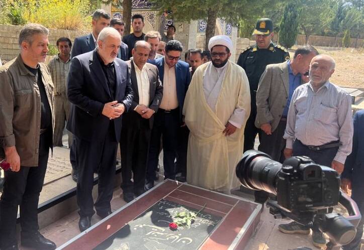 وزیر صمت مورد استقبال مسوولان شهرستان دنا قرار گرفت/ ادای احترام به مقام شامخ شهدا