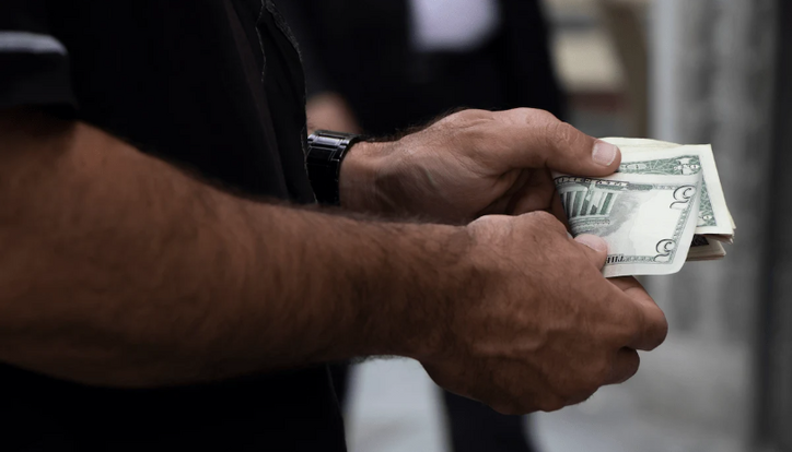 ۴ پیش بینی از قیمت دلار/ منابع ارزی دولت کفاف کنترل قیمت دلار را می‌دهد؟