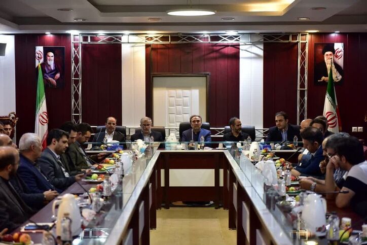 باید بند ناف اقتصاد کشور را از دلار قطع کنیم