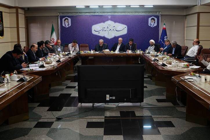 نشست هم اندیشی اعضای کمیسیون صنایع و معادن با وزیر صمت برگزار شد/ بازدید نمایندگان از خودرو‌های برقی ساخت داخل