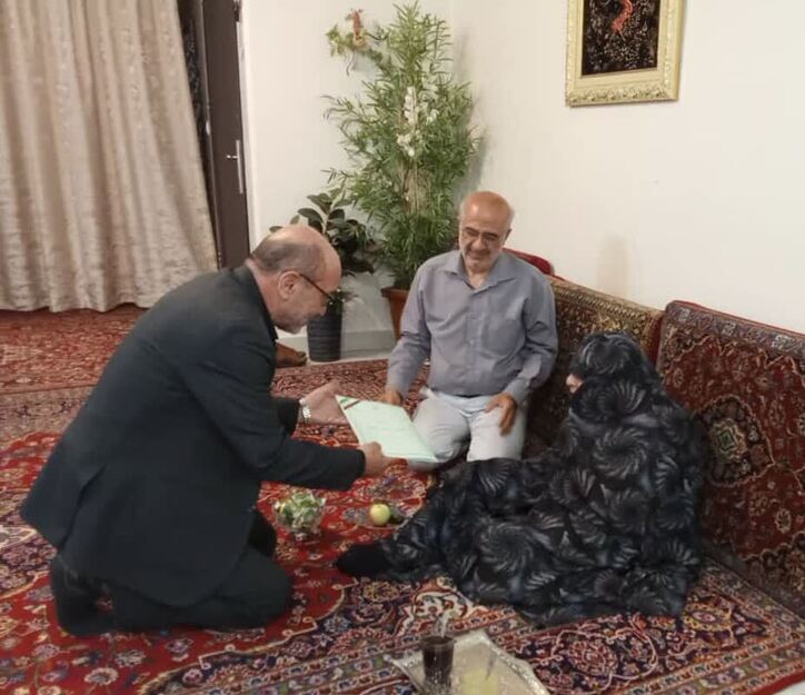 لوح یادبود وزیر صمت به خانواده معظم شهید «محمدصادق اسلامی‌گیلانی» اهدا شد