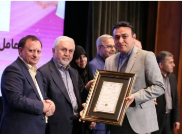 نشان عالی مسوولیت اجتماعی بر سینه روابط عمومی فولاد خراسان نشان عالی مسوولیت اجتماعی بر سینه روابط عمومی فولاد خراسان