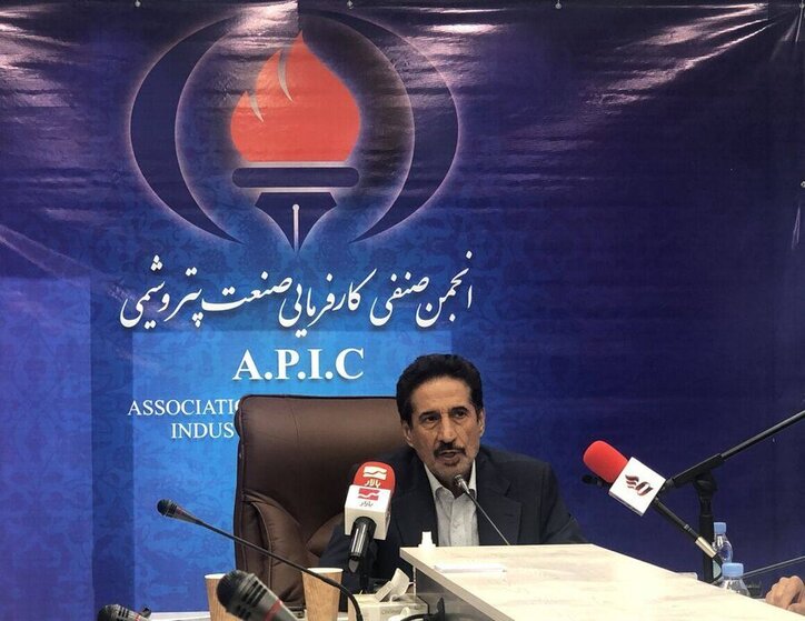 سهم ٥٠ درصدی زنجیره تولید پتروشیمی از درآمد‌های صادراتی غیرنفتی/رشد ٢٥ درصدی عرضه محصولات پتروشیمی در بورس کالا