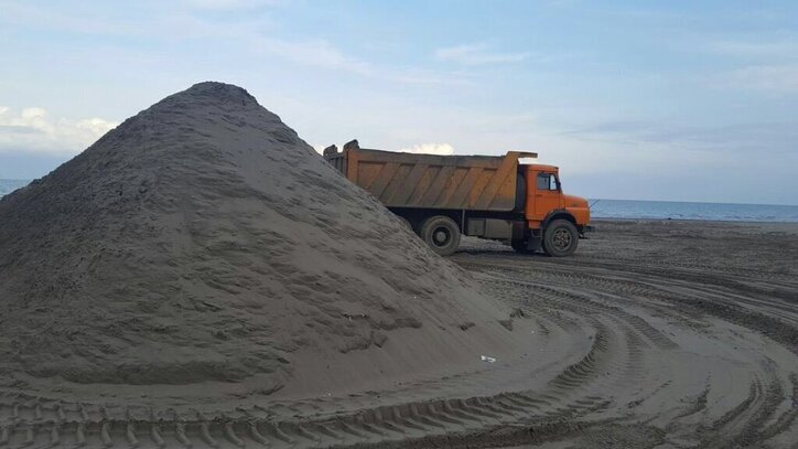 توقیف ۳ دستگاه کمپرسی حامل شن و ماسه غیرمجاز در میاندوآب