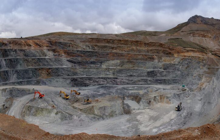 تعلیق فعالیت شرکت «Volcan» به دنبال کاهش قیمت روی