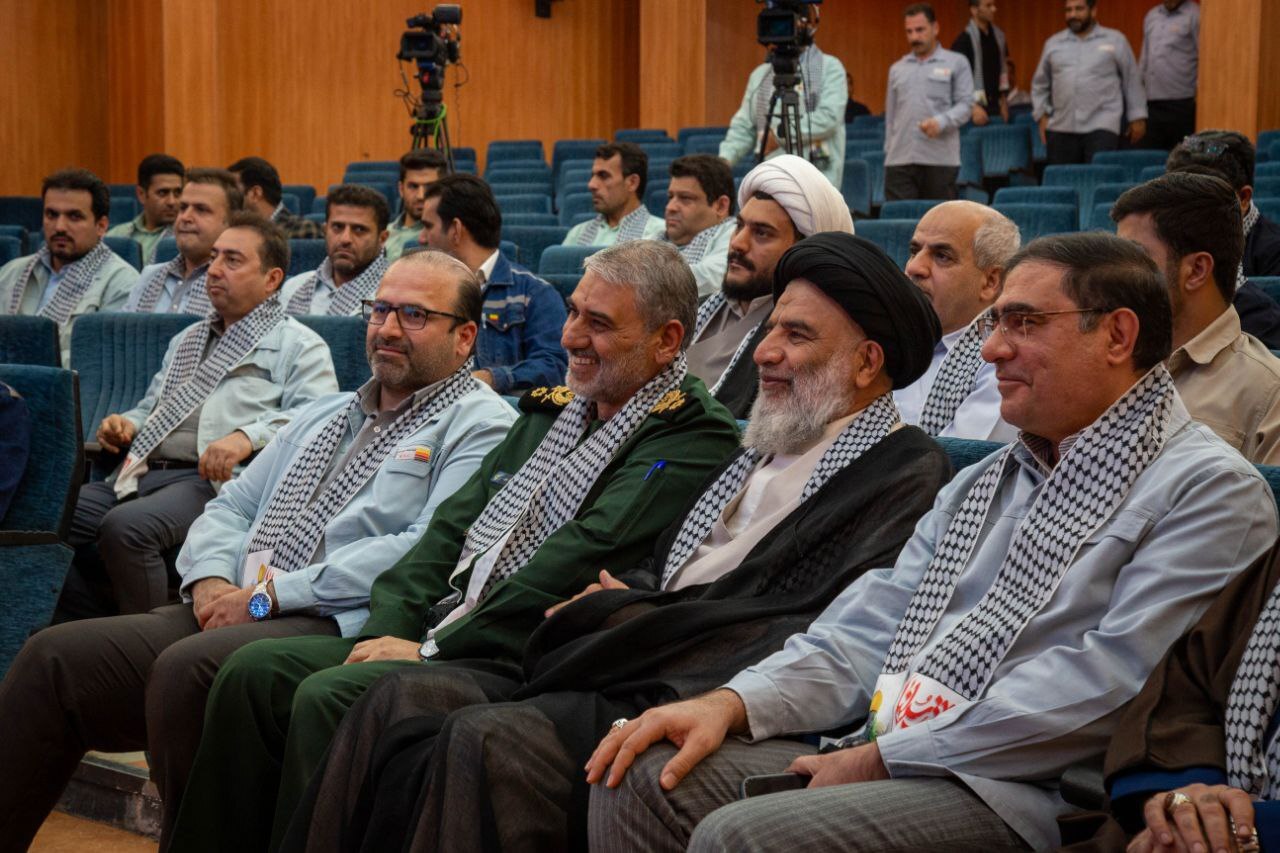 رزمایش بزرگ اهدای سه هزار بسته آموزشی به دانشآموزان کمبرخوردار برگزار شد رزمایش بزرگ اهدای سه هزار بسته آموزشی به دانشآموزان کمبرخوردار برگزار شد