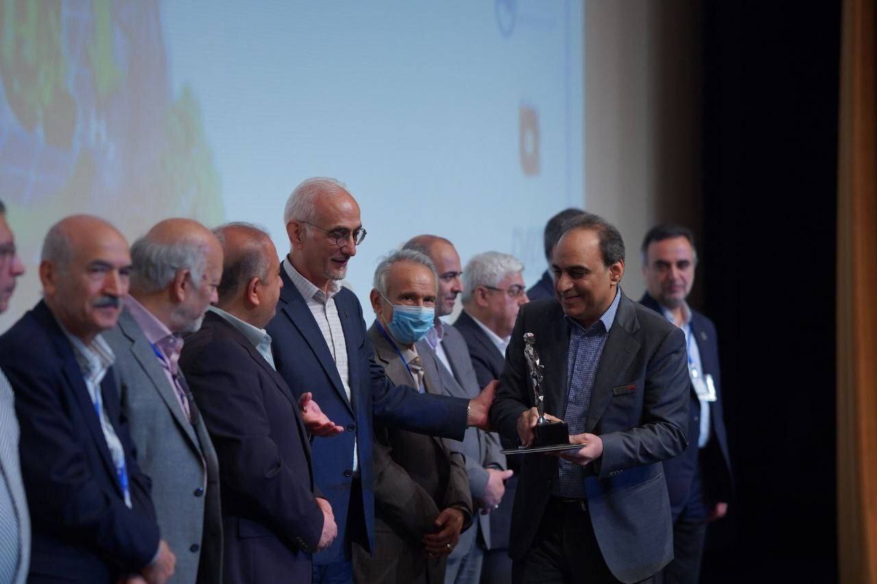تندیس مرد سال فولاد ایران به محمود لندی رسید تندیس مرد سال فولاد ایران به محمود لندی رسید