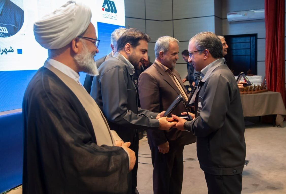آئین اختتامیه جشنواره نظام پیشنهادها و تجلیل از کارگران نمونه شرکت گلگهر برگزار شد آئین اختتامیه جشنواره نظام پیشنهادها و تجلیل از کارگران نمونه شرکت گلگهر برگزار شد