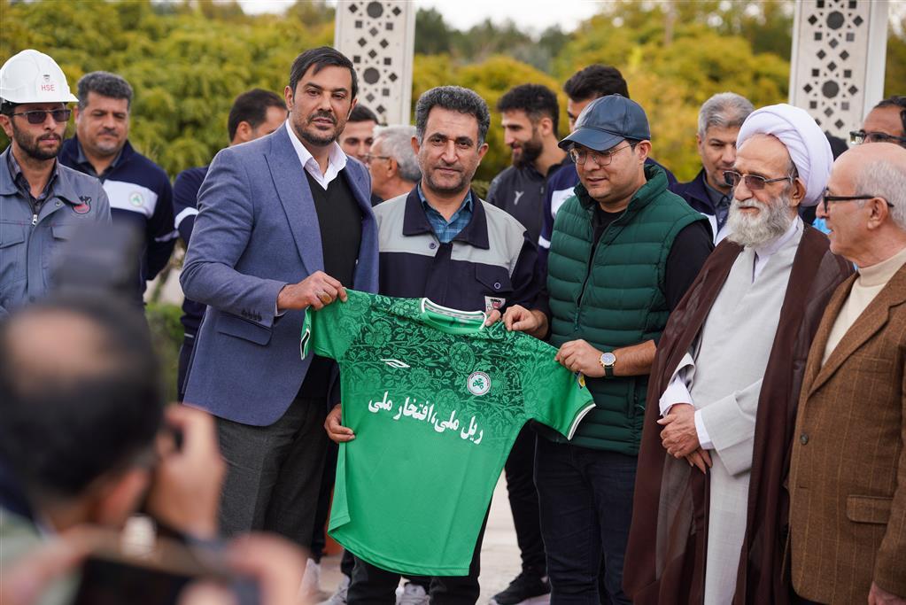 دیدار صمیمانهی بازیکنان تیم فوتبال ذوب آهن با تلاشگران مجتمع صنعتی ذوب آهن اصفهان دیدار صمیمانهی بازیکنان تیم فوتبال ذوب آهن با تلاشگران مجتمع صنعتی ذوب آهن اصفهان