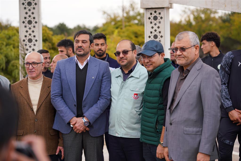 دیدار صمیمانهی بازیکنان تیم فوتبال ذوب آهن با تلاشگران مجتمع صنعتی ذوب آهن اصفهان دیدار صمیمانهی بازیکنان تیم فوتبال ذوب آهن با تلاشگران مجتمع صنعتی ذوب آهن اصفهان