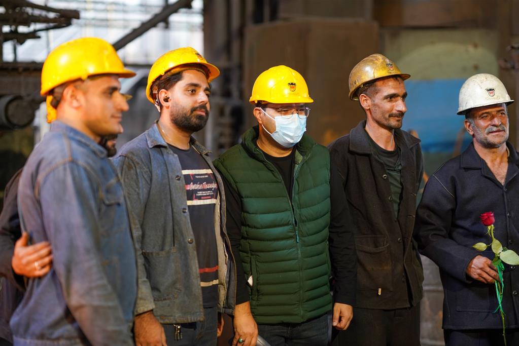 دیدار صمیمانهی بازیکنان تیم فوتبال ذوب آهن با تلاشگران مجتمع صنعتی ذوب آهن اصفهان دیدار صمیمانهی بازیکنان تیم فوتبال ذوب آهن با تلاشگران مجتمع صنعتی ذوب آهن اصفهان