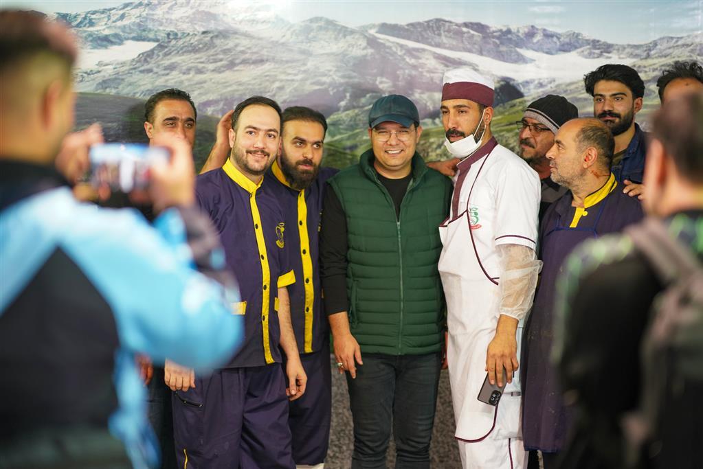 دیدار صمیمانهی بازیکنان تیم فوتبال ذوب آهن با تلاشگران مجتمع صنعتی ذوب آهن اصفهان دیدار صمیمانهی بازیکنان تیم فوتبال ذوب آهن با تلاشگران مجتمع صنعتی ذوب آهن اصفهان