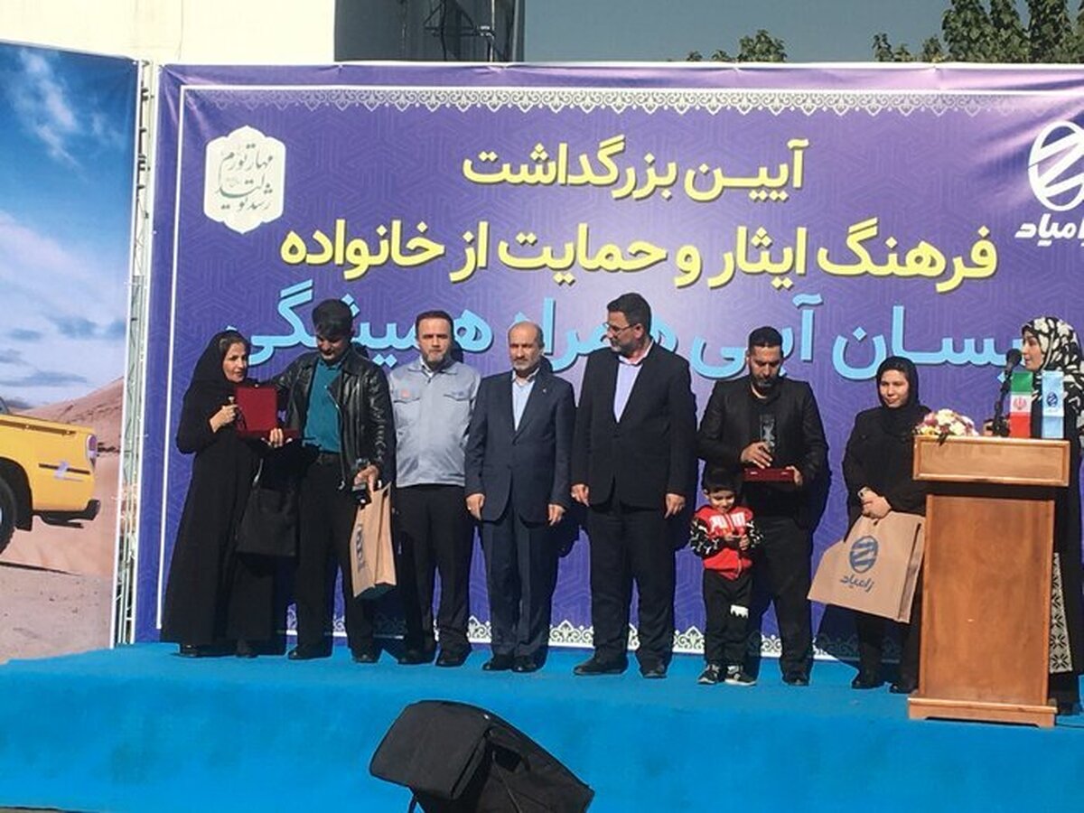 اهدای ۲ دستگاه وانت نیسان به ۲ مروج فرهنگ ایثار و حمایت از خانواده