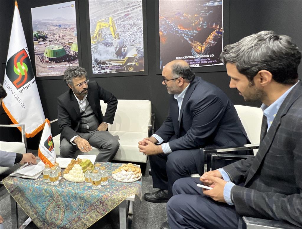 حضور معاون اقتصادی و رفاهی وزارت تعاون، کار و رفاه اجتماعی در غرفه شرکت سنگ آهن مرکزی ایران حضور معاون اقتصادی و رفاهی وزارت تعاون، کار و رفاه اجتماعی در غرفه شرکت سنگ آهن مرکزی ایران