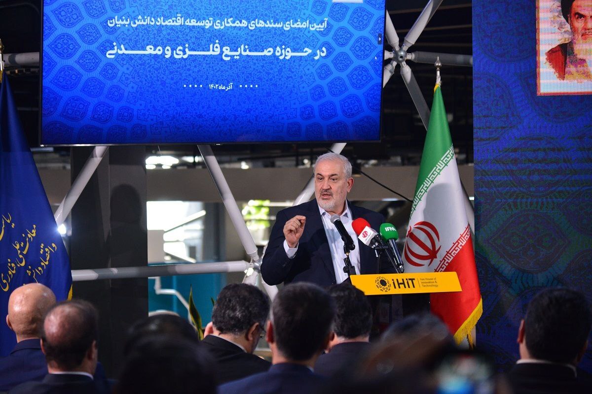 تقدیر وزیر صمت از فولاد مبارکه برای ارتباط مؤثر با دانشبنیانها تقدیر وزیر صمت از فولاد مبارکه برای ارتباط مؤثر با دانشبنیانها