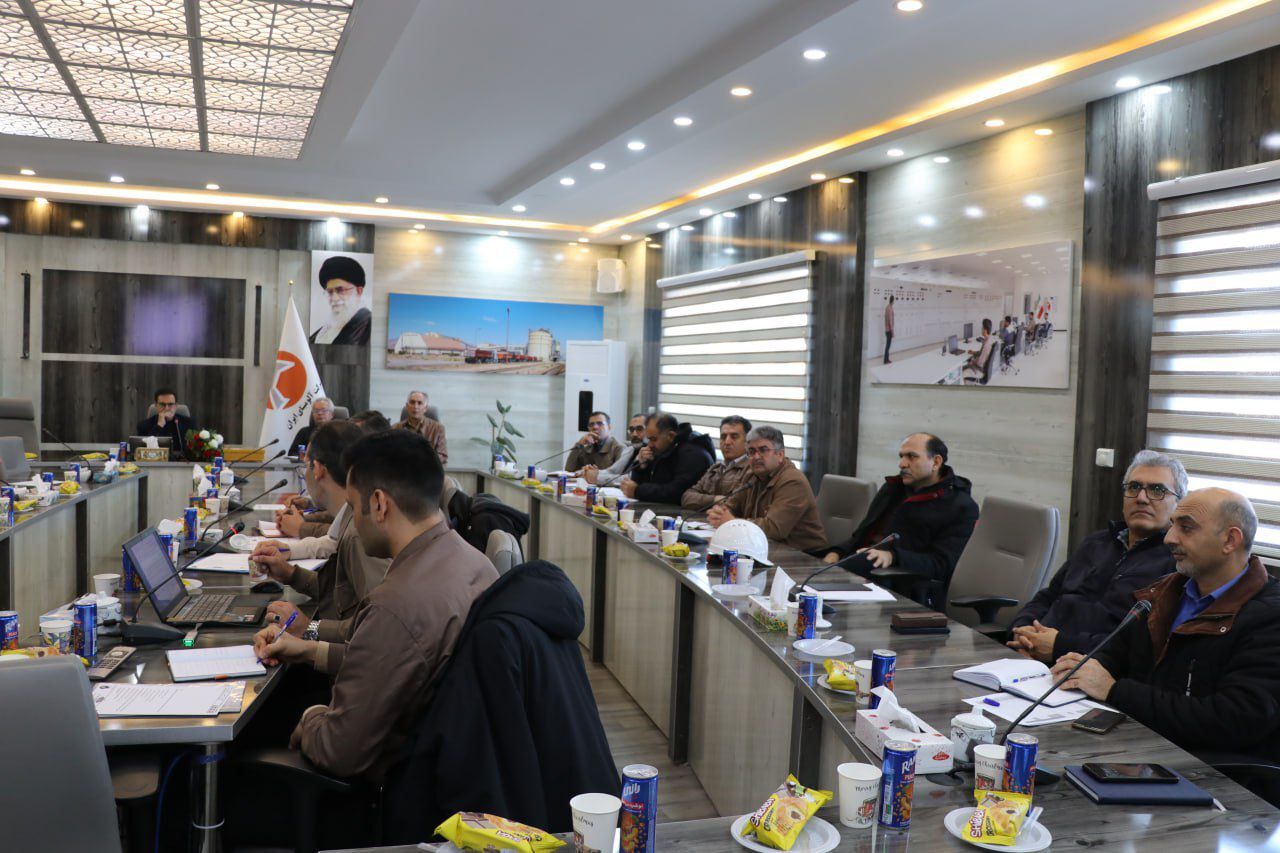 برگزاری جلسه شورای معاونین و مدیران شرکت آلومینای ایران با حضور دکتر بادکوبه رئیس هیات مدیره و سرپرست شرکت برگزاری جلسه شورای معاونین و مدیران شرکت آلومینای ایران با حضور دکتر بادکوبه رئیس هیات مدیره و سرپرست شرکت